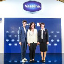 ที่สุดของการเดินทางฟื้นบำรุงผิวด้วยใจ  วาสลีน ร่วมกับ สภากาชาดไทย เปิดตัวแคมเปญ “วาสลีน ฮีลลิ่ง โปรเจ็ค”  พร้อมหน่วยแพทย์อาสา ช่วยเหลือผู้ประสบปัญหาด้านผิวหนัง ณ พื้นที่ห่างไกล