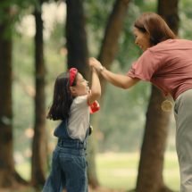 เป็นแม่ที่ครบเครื่อง สวย เก่ง เจ๋งในสายตาลูก…ไม่ง่าย!  OLAY และ Lazada เชิดชูความแข็งแกร่งของแม่ในทุกบทบาท แนะ “6 วิธี ลดความเครียดคุณแม่”  เมื่อแม่ยิ้ม ลูกจะหัวเราะ แล้วครอบครัวจะมีความสุข