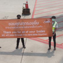 ไทยสมายล์ชูป้ายขอบคุณผู้โดยสารหลังมาใช้บริการ