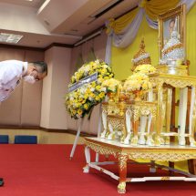 อพช.นำทีมขรก. น้อมรำลึกในพระมหากรุณาธิคุณในหลวง ร.9 เนื่องในวันคล้ายวันสวรรคต