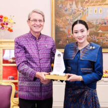 ดร.ฮาราลด์ ลิงค์ ประธาน บี.กริม รับโล่ประกาศเกียรติคุณเป็น “ค่าของแผ่นดิน” ปี 2566